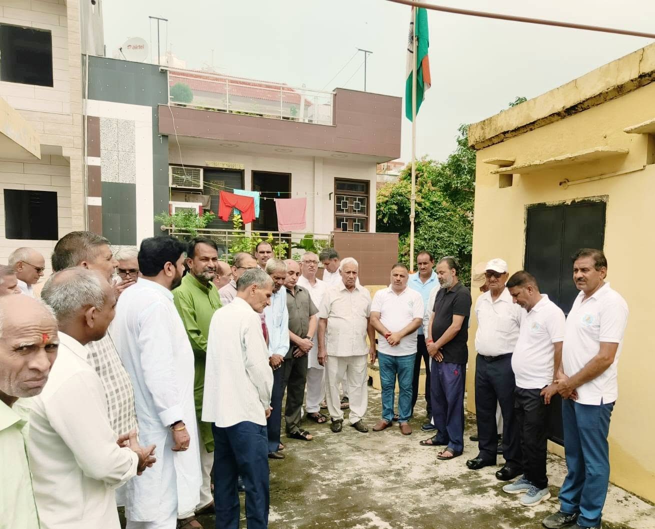 ट्रस्ट के 79वें स्वतंत्रता दिवस कार्यक्रम में भारतीय ध्वज के नीचे एकत्र समुदाय के सदस्य