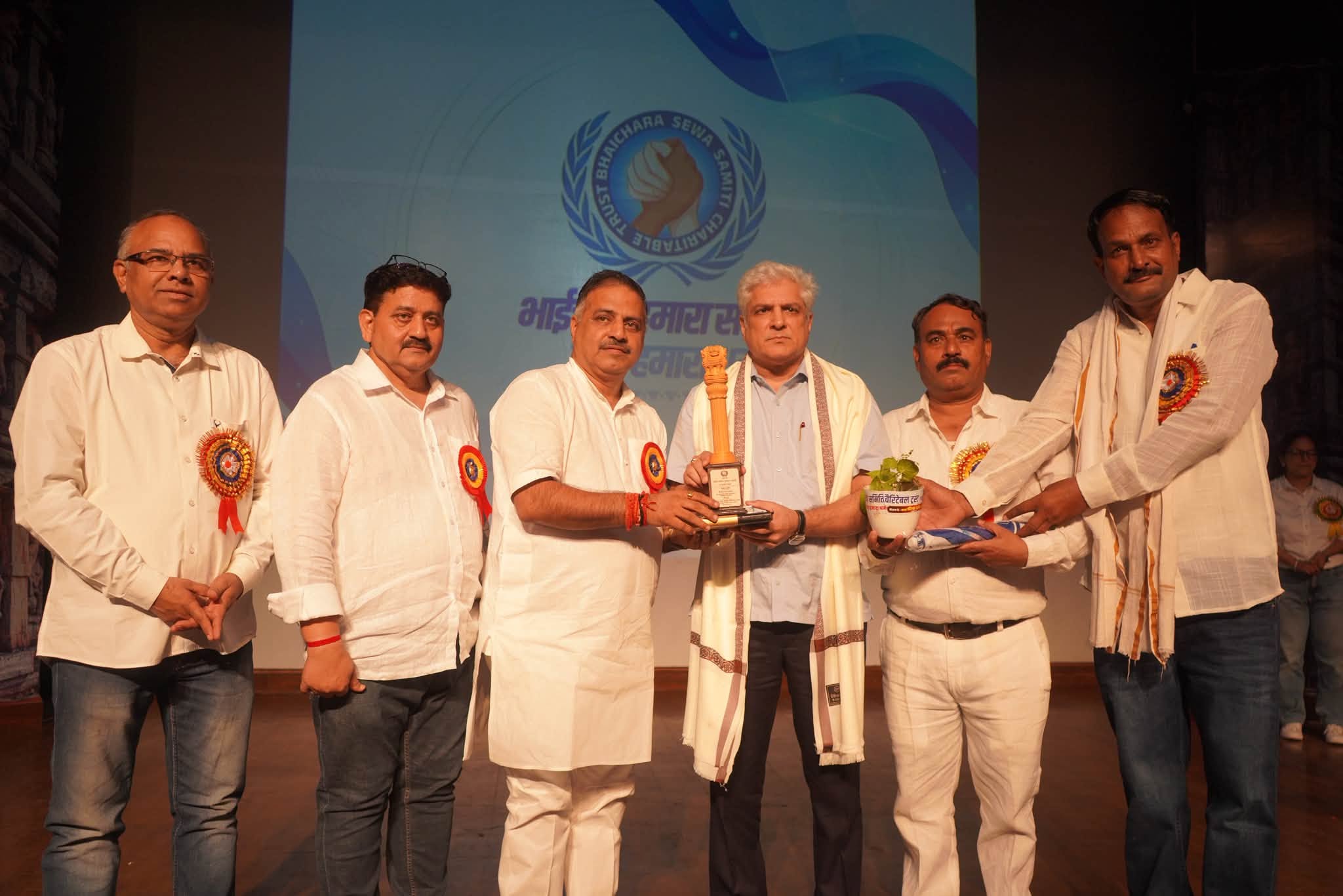प्रतिभा सम्मान समारोह 2026 में अतिथि को स्मृति-चिह्न और पौधा भेंट करते आयोजक